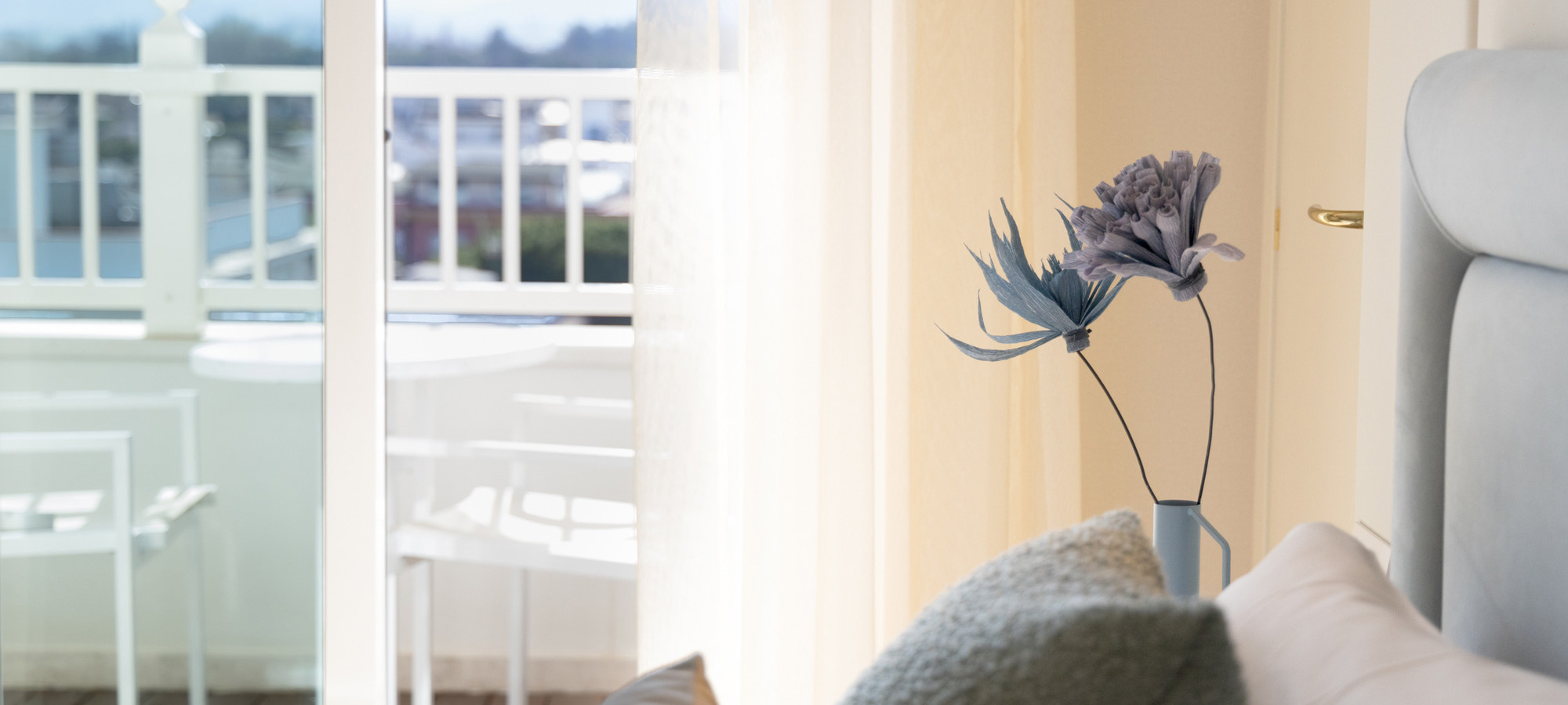 media.hotel-tiffanys-riccione-camera-premium-dettaglio-balcone-con-vaso