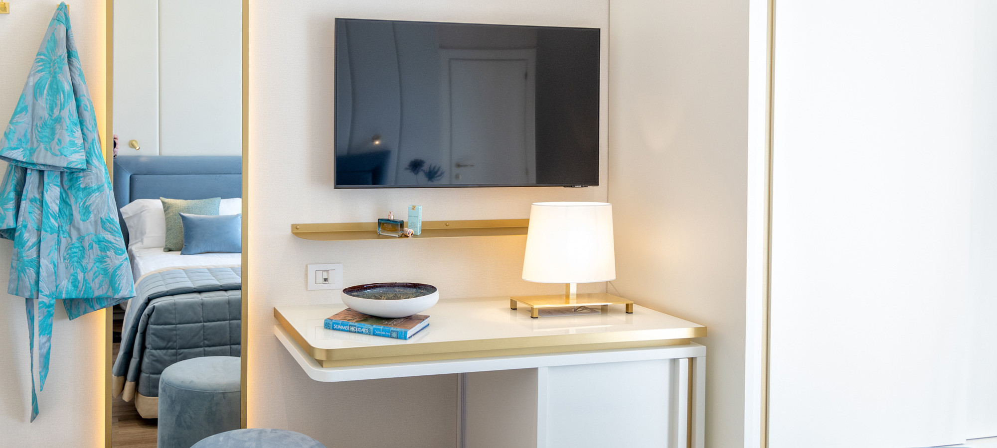 media.hotel-tiffanys-riccione-camera-premium-dettaglio-tv-sat