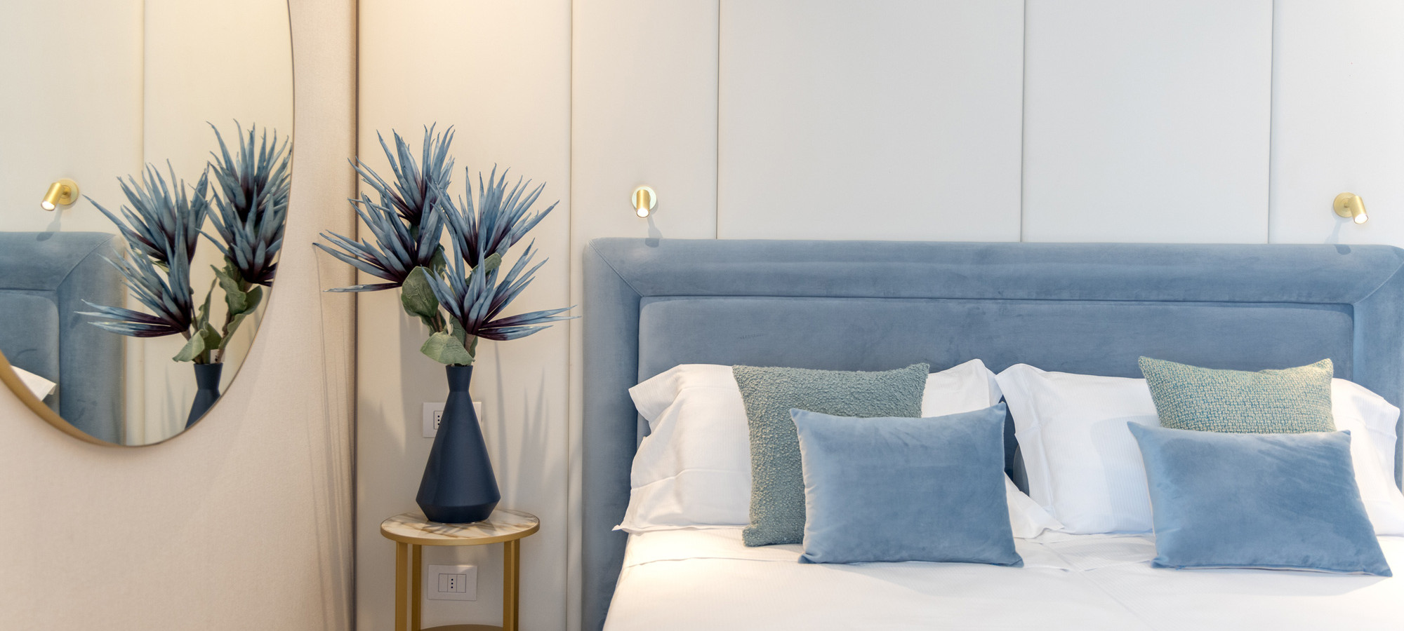 media.hotel-tiffanys-riccione-camera-prestige-dettagli-specchio-comodino-vaso