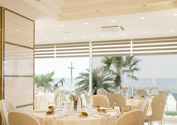 media.hotel-tiffanys-riccione-dettaglio-tavoli-panorama-ristorante