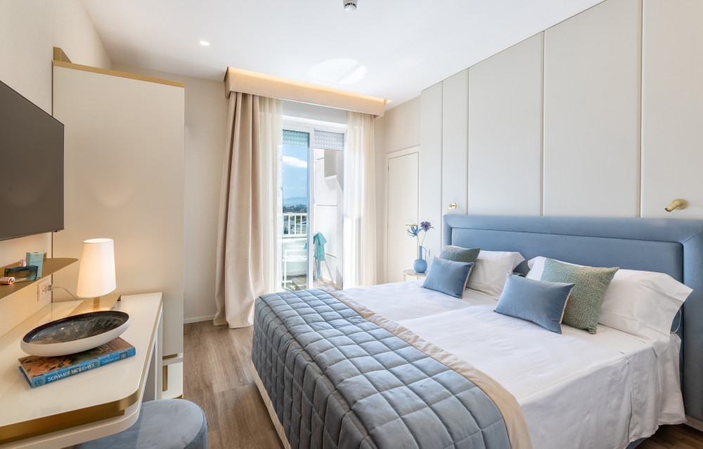 media.hotel-tiffanys-riccione-camera-premium-con-balcone