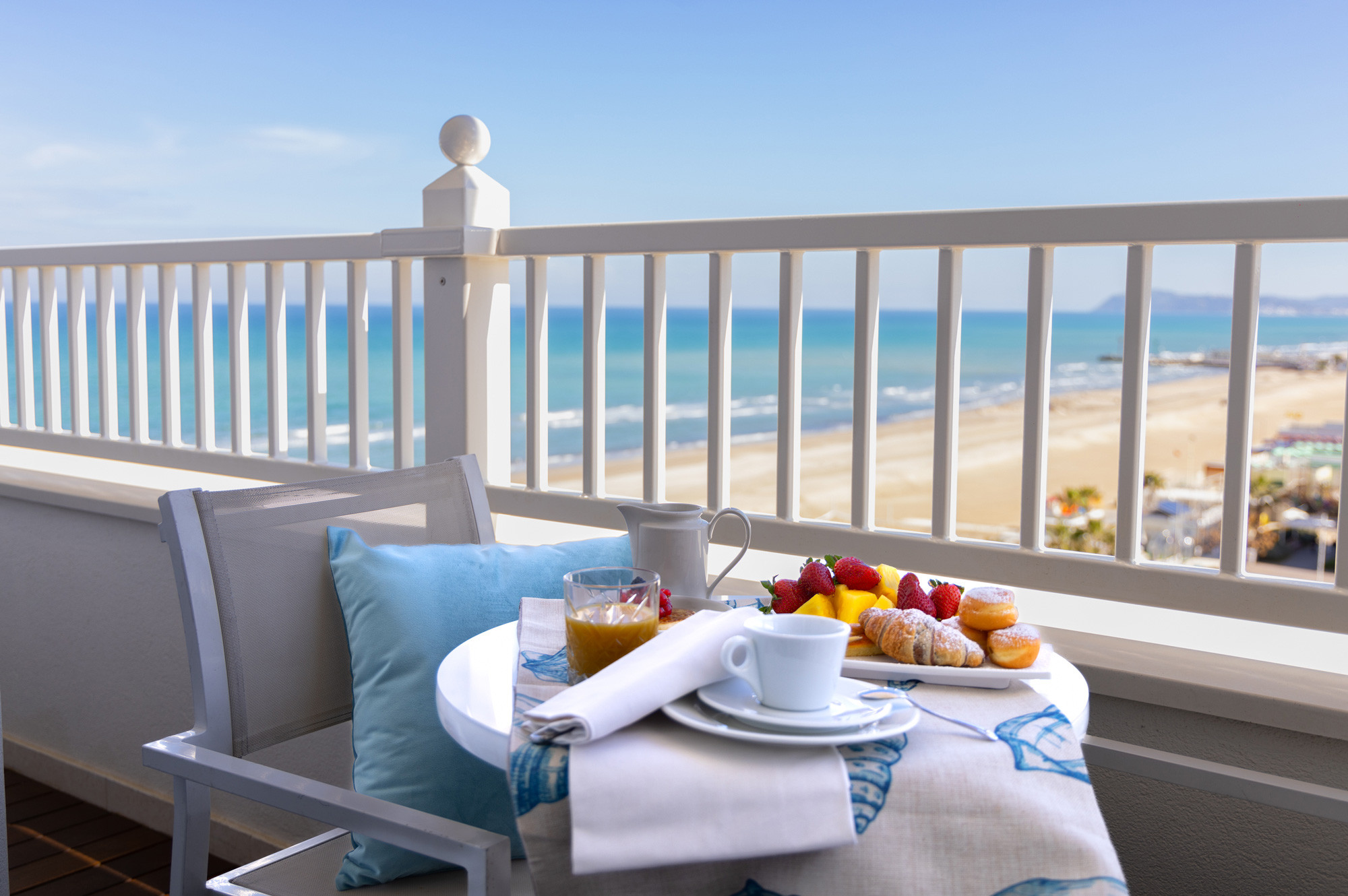 media.hotel-tiffanys-riccione-camera-prestige-con-balcone-e-colazione
